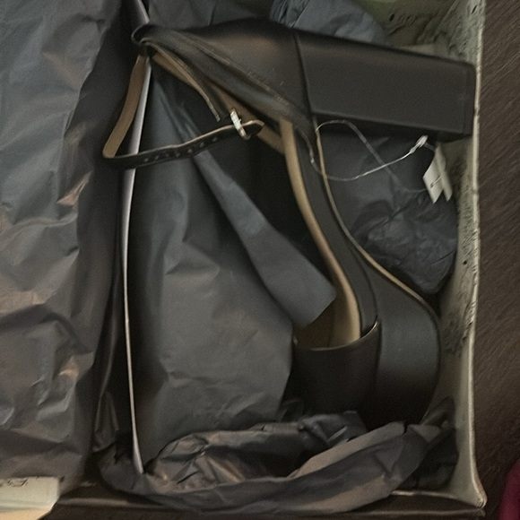 NEW! BANANA REPUBLIC BLACK 💯 LEATHER PLATFORM HEELS - SIZE 9 - Picture 2 of 4